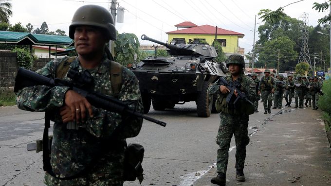 Filipínská armáda ve městě Marawi, které obsadili radikální islamisté hlásící se k Islámskému státu.