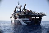Jelikož se politici nemohou dohodnout, jak tragédiím předcházet, rozjela se před měsícem ve Středozemním moři záchranná operace, na níž se podílejí Lékaři bez hranic a Organizace na pomoc migrantům překonávajícím moře (MOAS).