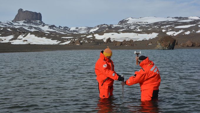 Čeští vědci na Antarktidě získávají usazeniny ze dna jezer. Zkoumají vývoj kontinentu.