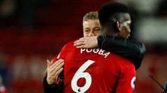 fotbal, anglická liga, Manchester United - Bournemouth, trenér Ole Gunnar Solskjaer objímá střelce dvou gólů Paula Pogbu