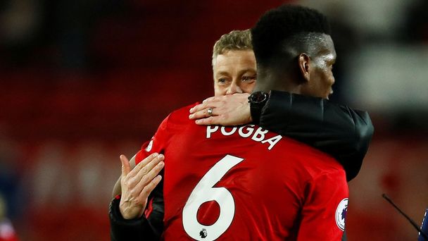 fotbal, anglická liga, Manchester United - Bournemouth, trenér Ole Gunnar Solskjaer objímá střelce dvou gólů Paula Pogbu
