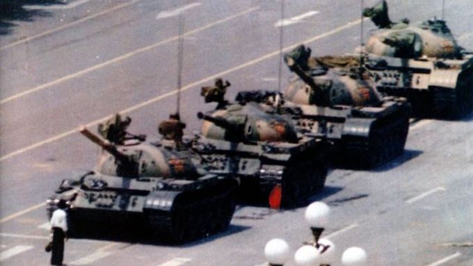 Legendární fotografie, která obletěla svět. Byla pořízena 5.června, už po zásahu na Tchien an-men. Muž před tanky nebyl nikdy identifikován.