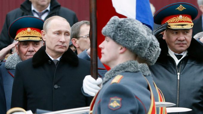 Ruský prezident Putin a ministr obrany Šojgu na jedné z minulých přehlídek v Moskvě.