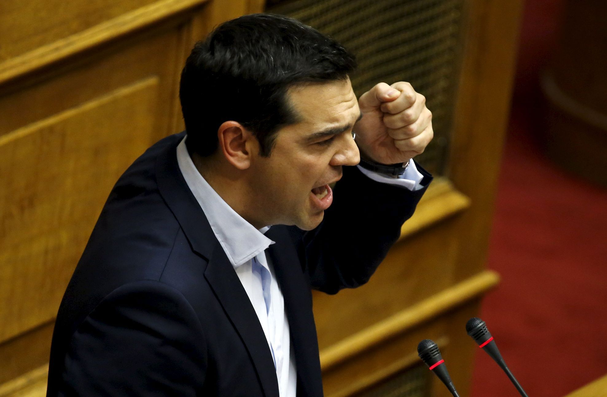 Alexis Tsipras při projevu v parlamentu.