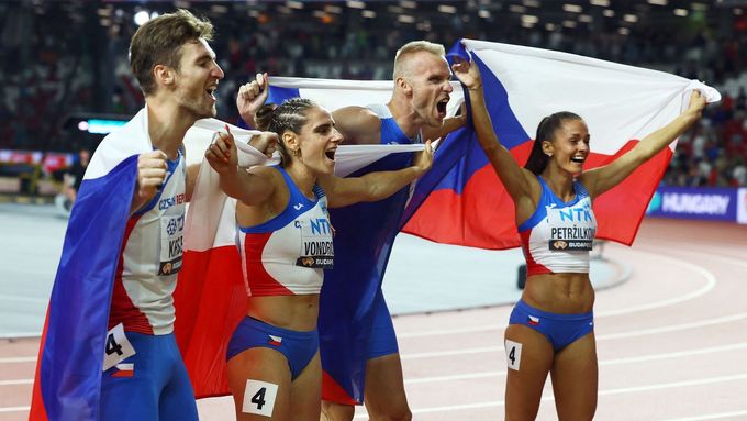 Tereza Petržilková (vpravo) slaví s parťáky ze smíšené štafety na 4x400 m bronz na MS v Budapešti