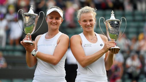 Barbora Krejčíková a Kateřina Siniaková ve Wimbledonu 2018.