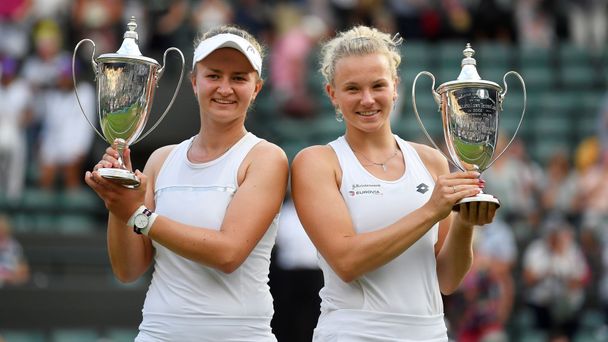 Barbora Krejčíková a Kateřina Siniaková ve finále čtyřhry Wimbledonu 2018