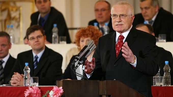 Václav Klaus děkuje zákonodárcům za své znovuzvolení.