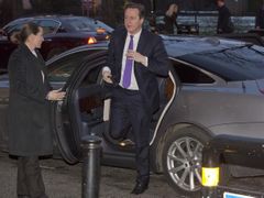Britský premiér David Cameron přijíždí na místo, kde přednesl zásadní projev, v němž ostře kritizoval Evropskou unii. 