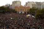 Demonstrace začaly v pondělí, kdy španělský nejvyšší soud oznámil vysoké tresty pro katalánské separatistické politiky.