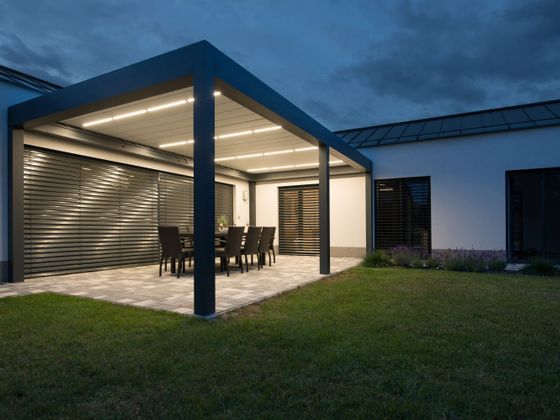 Bioklimatická pergola Espacio díky zabudovanému osvětlení dotvoří atmosféru večera