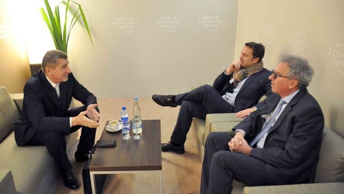 Andrej Babiš při jednání s lucemburským premiérem Xavierem Bettelem (uprostřed) a lucemburským ministrem financí Pierrem Gramegnou na Světovém ekonomickém fóru v Davosu.