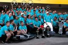 Členové týmu Mercedes slaví po závodě v Suzuce zisk šestého Poháru konstruktérů