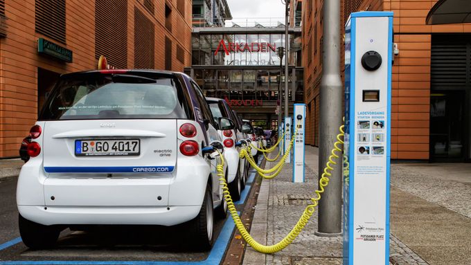 Elektromobily Smart carsharingové společnosti Car2Go v nabíječkách Postupimského náměstí v Berlíně