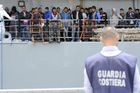 Italská pobřežní stráž dopadla 1800 uprchlíků, pět nepřežilo