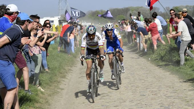 Peter Sagan a Zdeněk Štybar v loňském závodě Paříž - Roubaix.