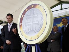 Ministr Slovenska Ján Počiatek při shcválení definitivní parity pro vstup Slovenska do eurozóny