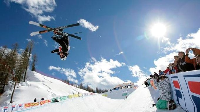 Justin Dorey z Kanady při finále SP v akrobatickém lyžování