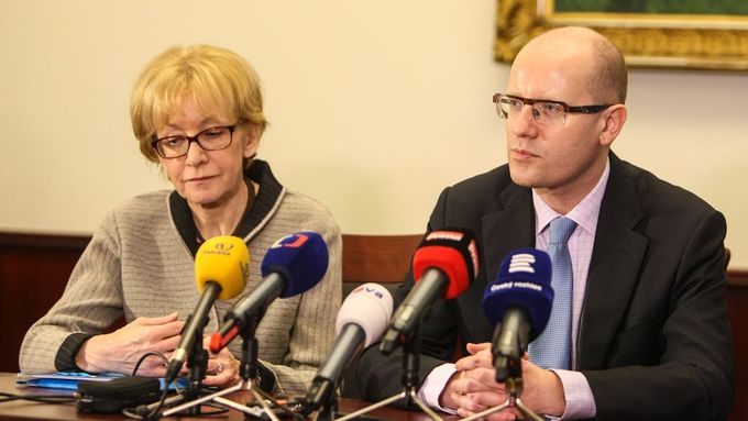 Ministryně spravedlnosti Helena Válková s premiérem Bohuslavem Sobotkou.