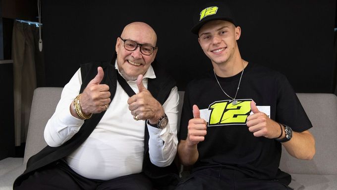 Marc-Oswald van der Straten-Ponthoz, majitel týmu Marc VDS Racing, a Filip Salač po podpisu smlouvy