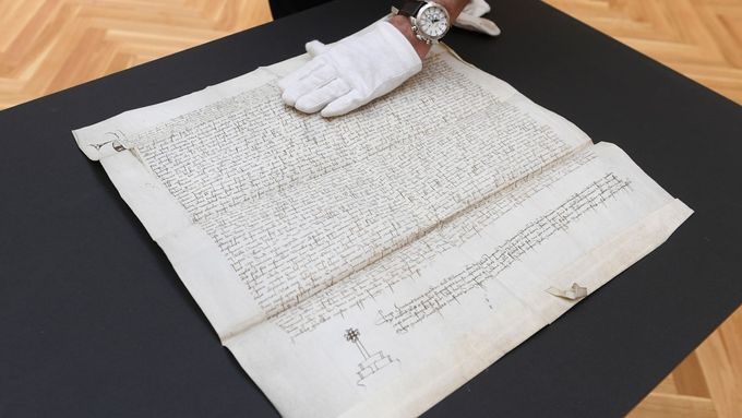 vzácný notářský instrument z roku 1406, který získala v aukci a zaplatila za něj včetně aukčních poplatků 18,2 milionu korun.