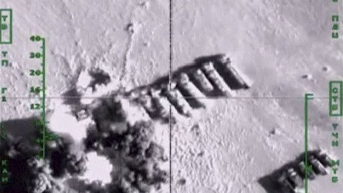 Ruské letectvo útočí na ropné nádrže nedaleko města Hausa-Kebir.