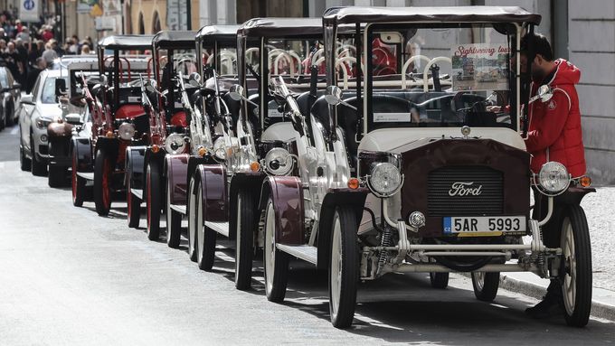 Foto: Turistům nabízí svezení v historických vozidlech. Praha proti nim zasáhne