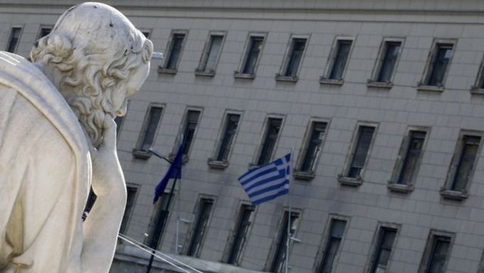 Budova Řecké centrální banky, vlevo socha Sokrata.