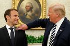 Foto: Polibek, poplácání i ometání smítka z klopy. Trump a Macron přišli s novými gesty přátelství