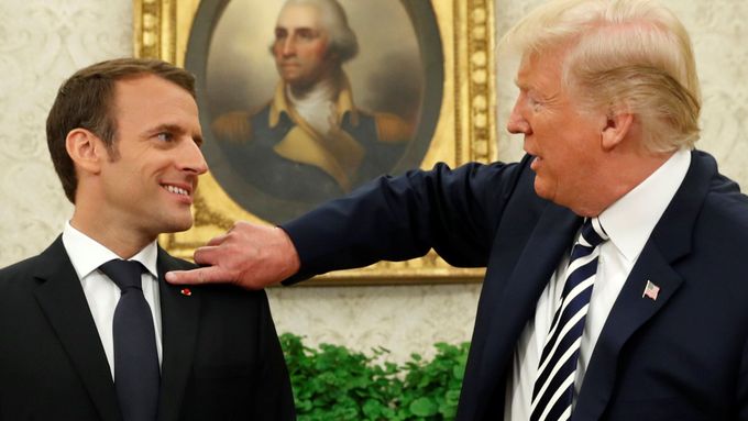 Foto: Polibek, poplácání i ometání smítka z klopy. Trump a Macron přišli s novými gesty přátelství