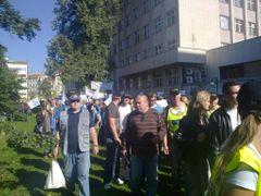 Demonstranti před tzv. Kachlíkárnou, tedy budovou ministerstva vnitra