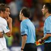 Fabio Coentrao ukazuje rozhodčímu, aby lépe sledoval hru během semifinálového utkání mezi Portugalskem a Španělskem na Euru 2012.