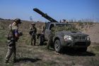 SUV a pick-upy umějí zruční Ukrajinci rychle předělat na nosiče raket, kterými zasypávají nepřátelské pozice na druhé straně fronty.
