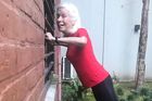 Babička ve formě: V 76 letech předcvičuje sousedům v karanténě