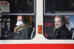 V dopravě kvůli koronaviru opět ubývají cestující, ve vlacích už dokonce o čtvrtinu