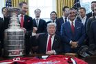Stanley Cup u Trumpa. Kanaďané vysvětlovali bojkot, Kempný přišel i s berlemi