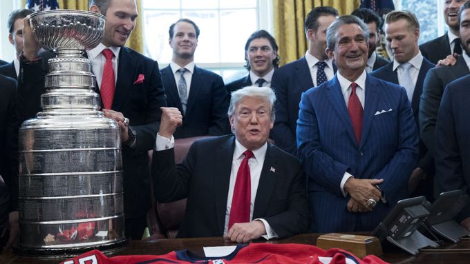 Donald Trump s hokejisty Washingtonu, vítězi Stanley Cupu z roku 2018.