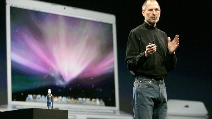 Steve Jobs předvádí nejtenčí notebook na světě.