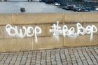 Graffiti na Karlově mostě? Vandalismus a amatérismus, tvrdí čeští writeři. Od činu se distancují