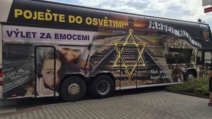Polep byl prý použit pro jeden film a zůstal na autobusu, říká ředitel Židovského muzea v Praze Leo Pavlát.