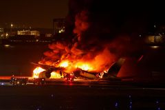 Na letišti v Tokiu po srážce vzplála dvě letadla. Nehodu nepřežilo pět členů posádky