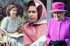 Dětské oblečení i šaty z korunovace. Buckinghamský palác chystá největší výstavu šatníku Alžběty II.