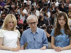 Woody Allen představuje komedii Půlnoc v Paříži, která zahájila canneský festival