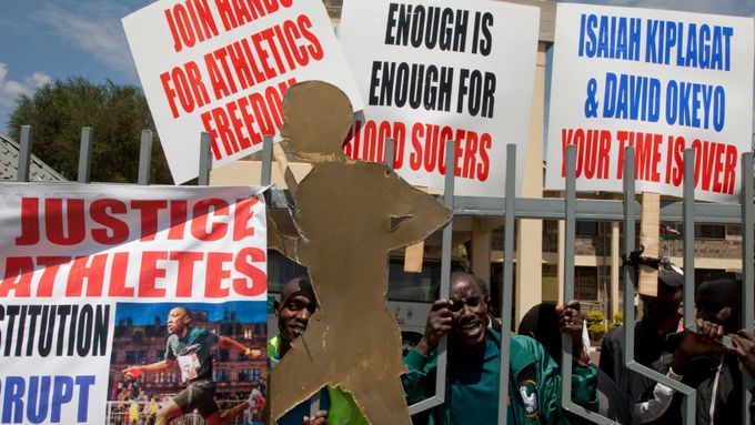 Takhle řada keňských atletů v Keni protestovala proti tamějšímu svazu.