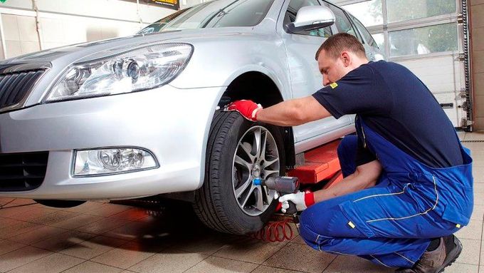 Podle průzkumu Češi dbají při výběru pneumatika hlavně na cenu, vlastní zkušenosti a výsledky testů.