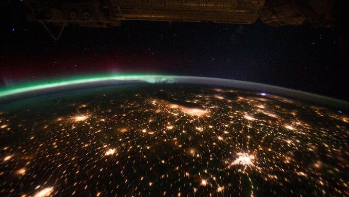 Na tomto snímku je zachycena část vesmírné stanice ISS (nahoře) a středozápad Spojených států s polární září.