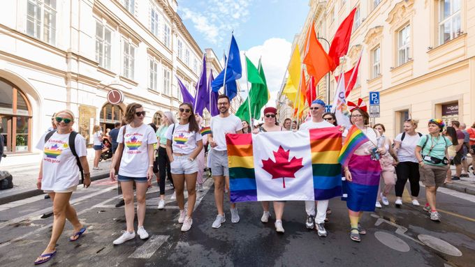 Zástupci Kanady na loňském ročníku festivalu Prague Pride.
