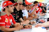 Felipe Massa (vlevo) při podpisové akci v Budapešti. Schválně, kolik Massů je potřeba za jednoho Schumachera?
