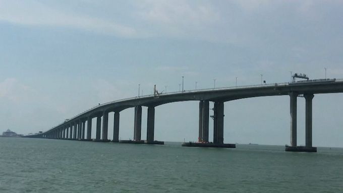 Čína otevřela nejdelší most na světě. Stavba je unikát svého druhu, ale trápí ekology