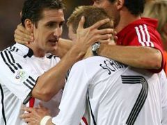 Němec Bastian Schweinsteiger (7) slaví se spoluhráči svůj gól v portugalské síti.